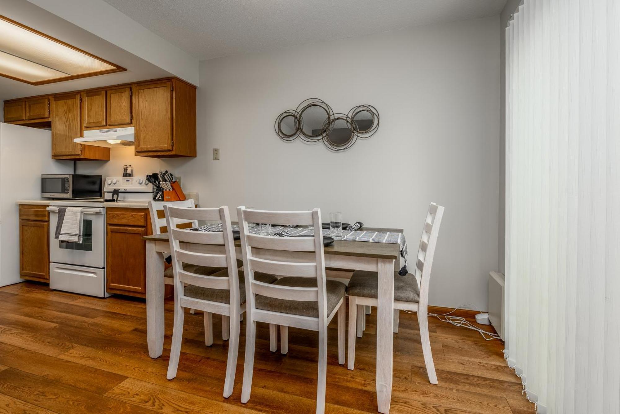 Family Friendly And Quite 2 Bedroom Close To Fun *