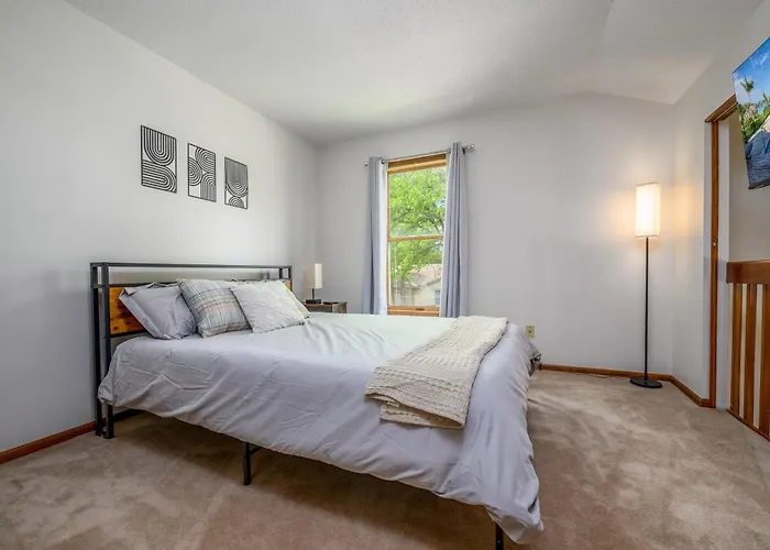 Family Friendly And Quite 2 Bedroom Condo Close To Fun